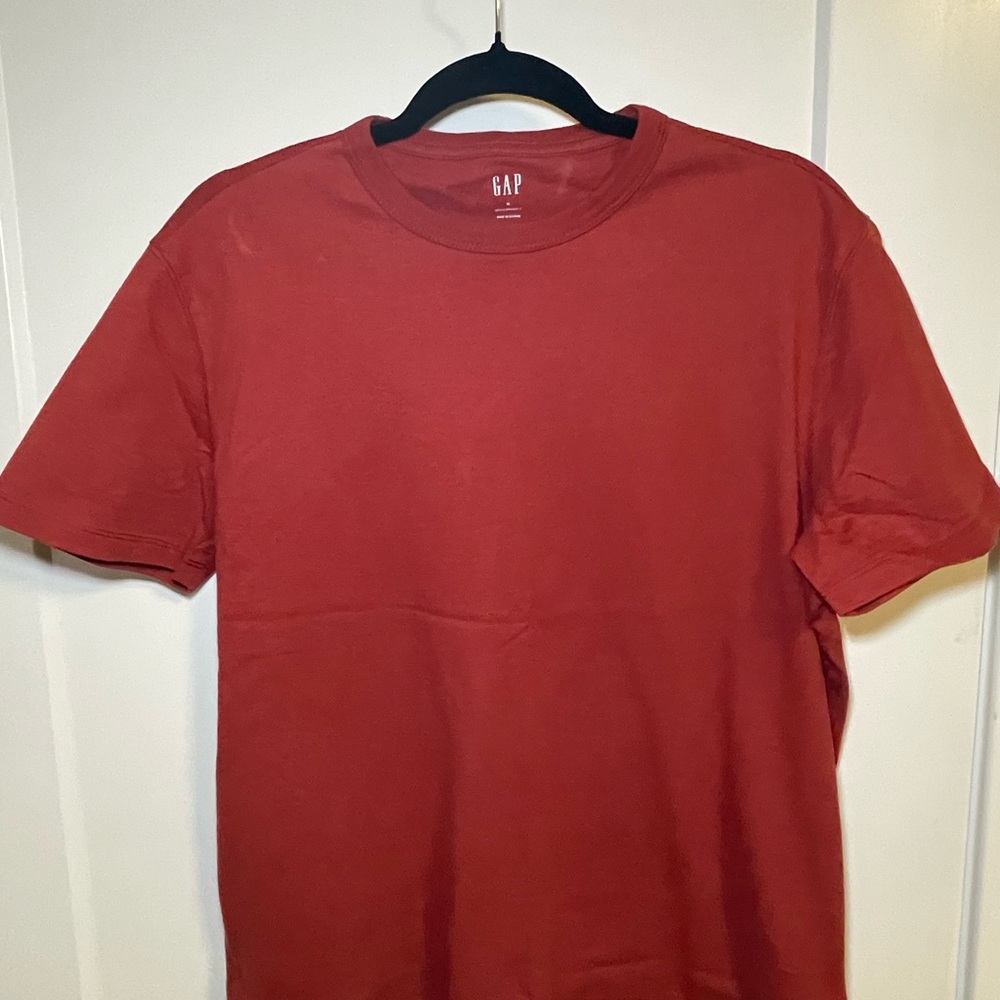 GAP Men's Short Sleeve Tee in Deep Red